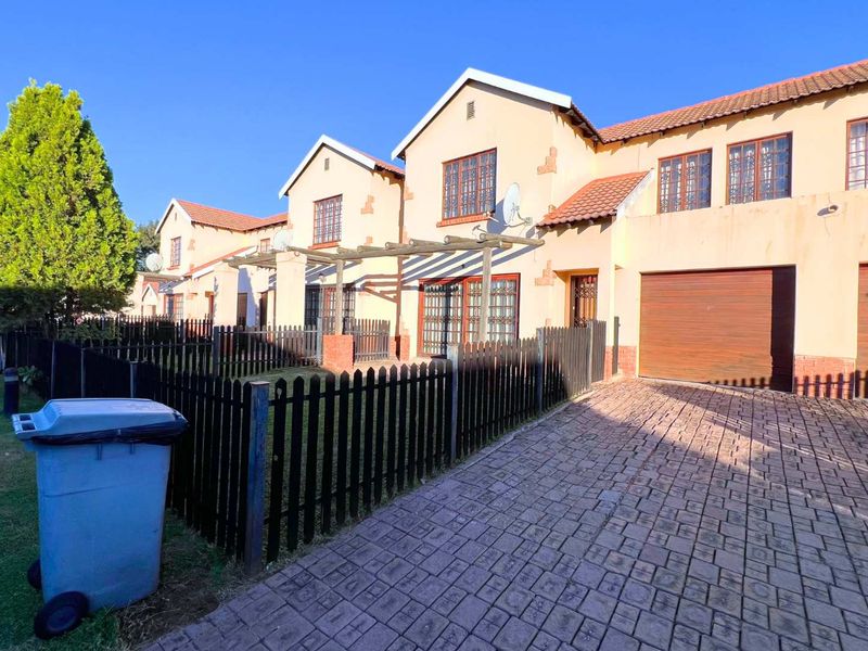 Three bedroom home in secure estate - Photo 3