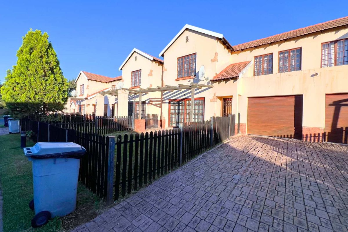 Three bedroom home in secure estate - Photo 3