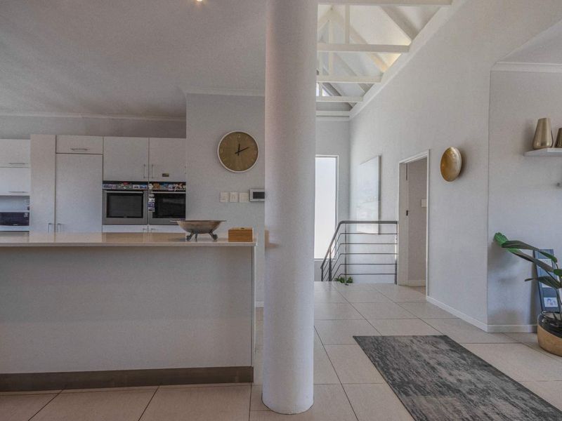 Elegant Double-Storey Home With Pool, Rooftop Deck & Luxury Finishes - Photo 10