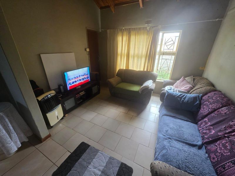 Extremely spacious, double storey family home - Photo 7