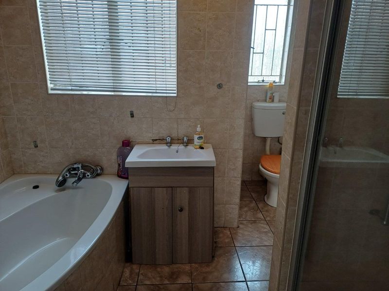 Neat And Spacious Simplex Townhouse in a Pet Friendly Complex - Photo 7