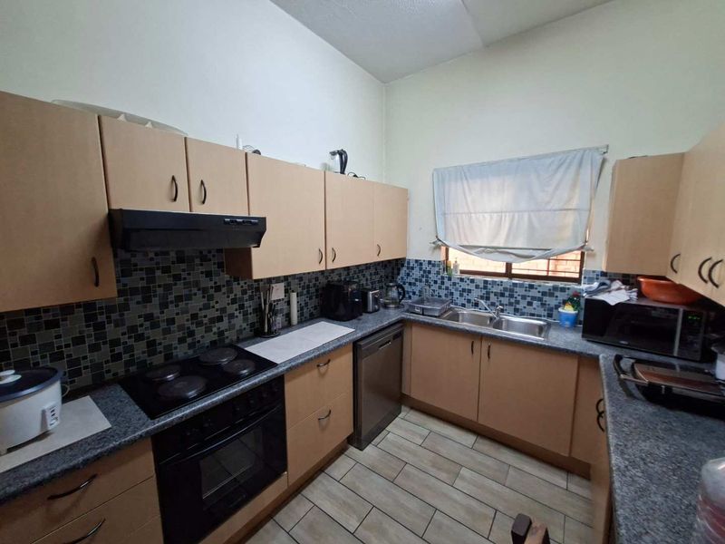 INVESTMENT DREAM OR PERFECT STARTER HOME - Photo 10