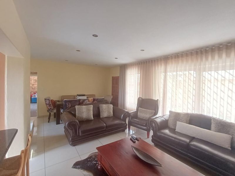 3-Bedroom Duplex in Prime Location - Photo 6