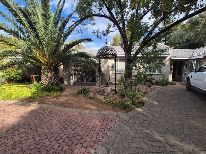 Neat as a pin, sturdy home with space for a large family - Photo 8