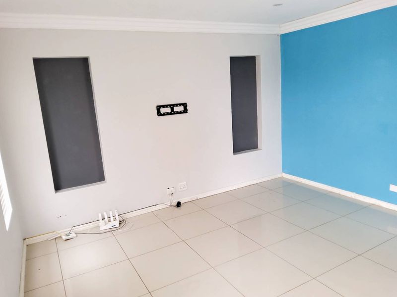 **Spacious 3-Bedroom  Townhouse close to beach in Secure Gonubie Palms Community** - Photo 4