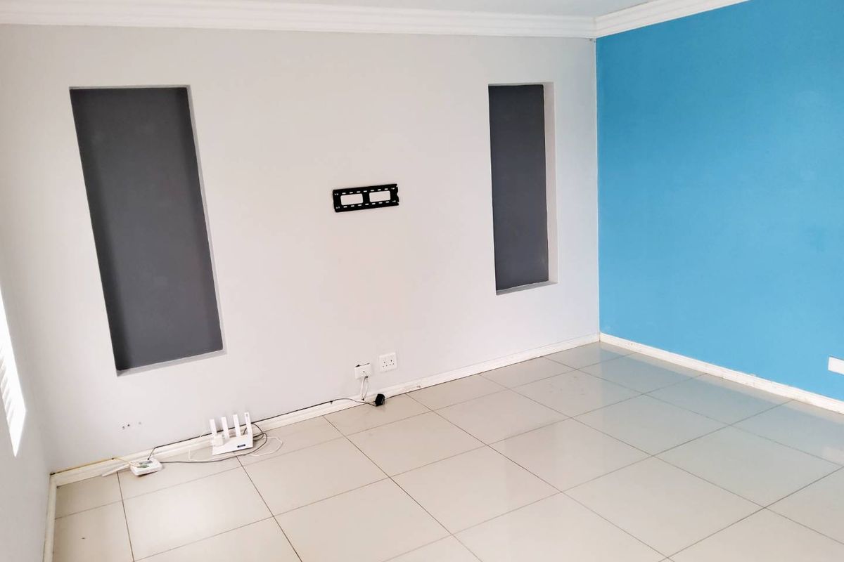 **Spacious 3-Bedroom  Townhouse close to beach in Secure Gonubie Palms Community** - Photo 4