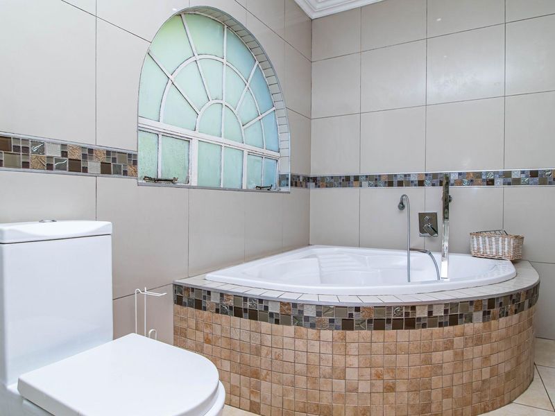 Your Dream Home Awaits in Sought-After La Como Lifestyle Estate! - Photo 6