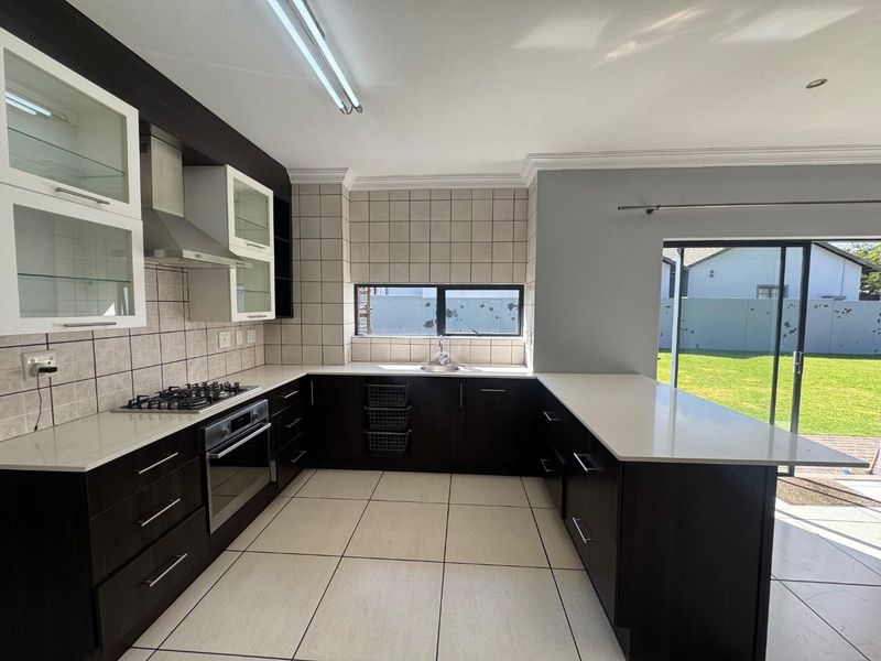 Modern 4-Bedroom Family Home with Staff Quarters in Midstream Hill - Photo 2