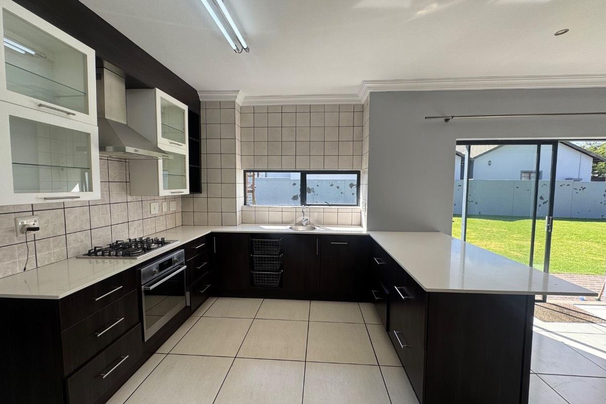 Modern 4-Bedroom Family Home with Staff Quarters in Midstream Hill - Photo 2