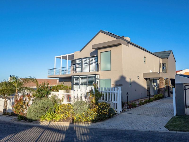 Entertainer’s paradise with heated pool & firepit - Photo 4