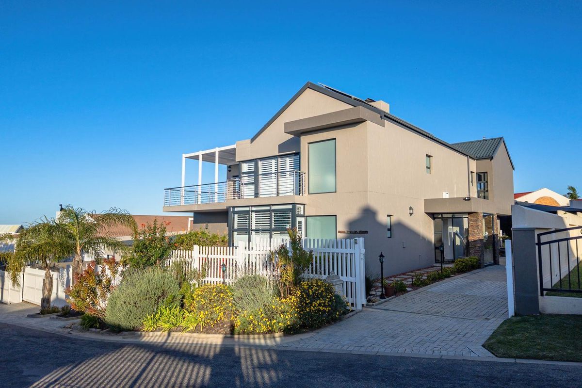 Entertainer’s paradise with heated pool & firepit - Photo 4