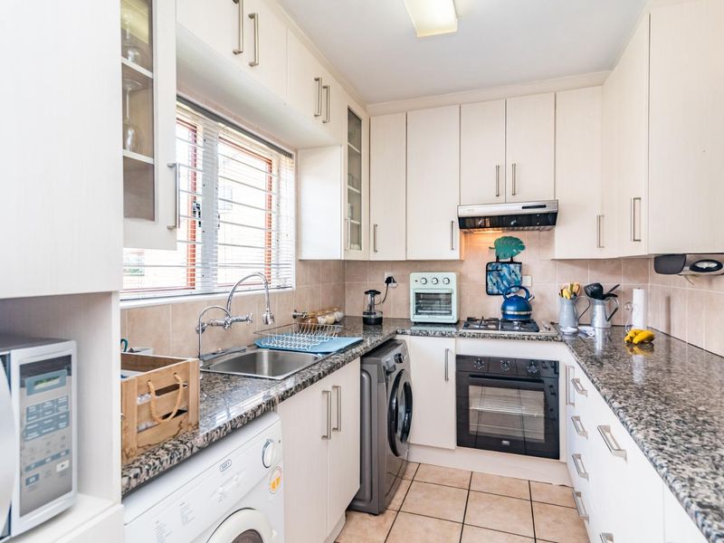 Secure, spacious family home in Ruimsig Noord - Photo 4