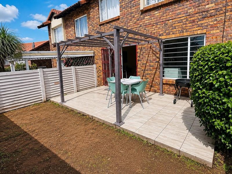 Townhouse For Sale in Glenvista, Johannesburg - Photo 6