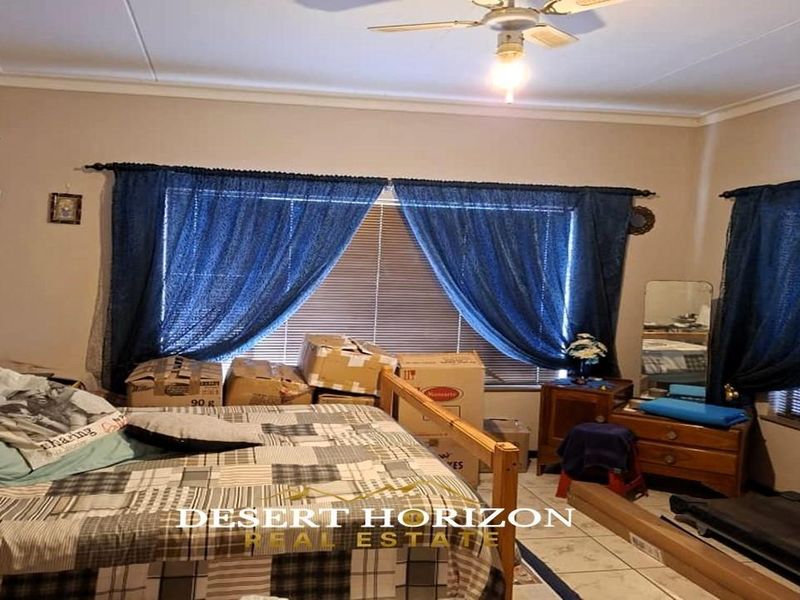 Karas Region, Keetmanshoop | Big Family home with flat for sale - Photo 8