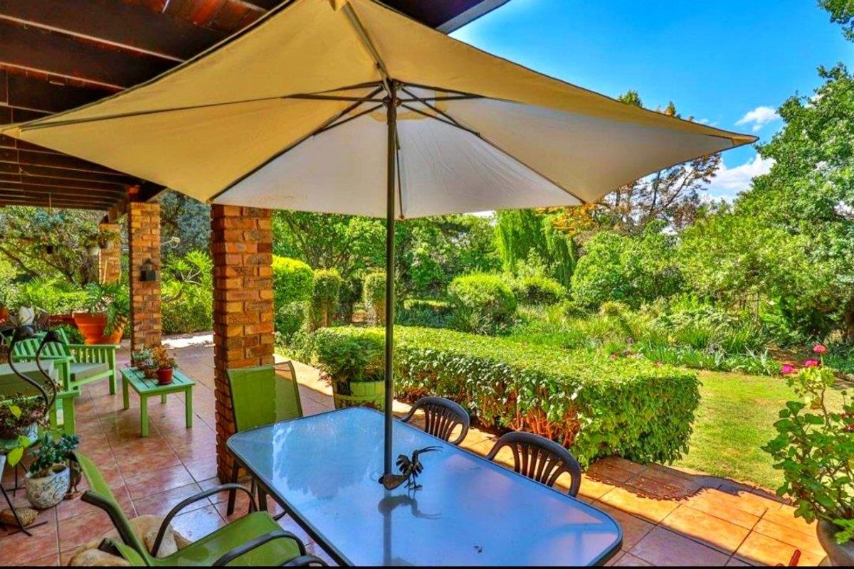 "A phenomenal residence is characterised by a generously sized land." - Photo 3