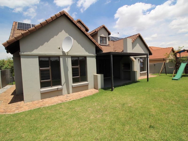 Modern 3-Bedroom Home with Solar in Brooklands Lifestyle Estate - Photo 2