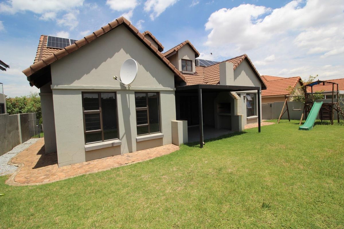 Modern 3-Bedroom Home with Solar in Brooklands Lifestyle Estate - Photo 2