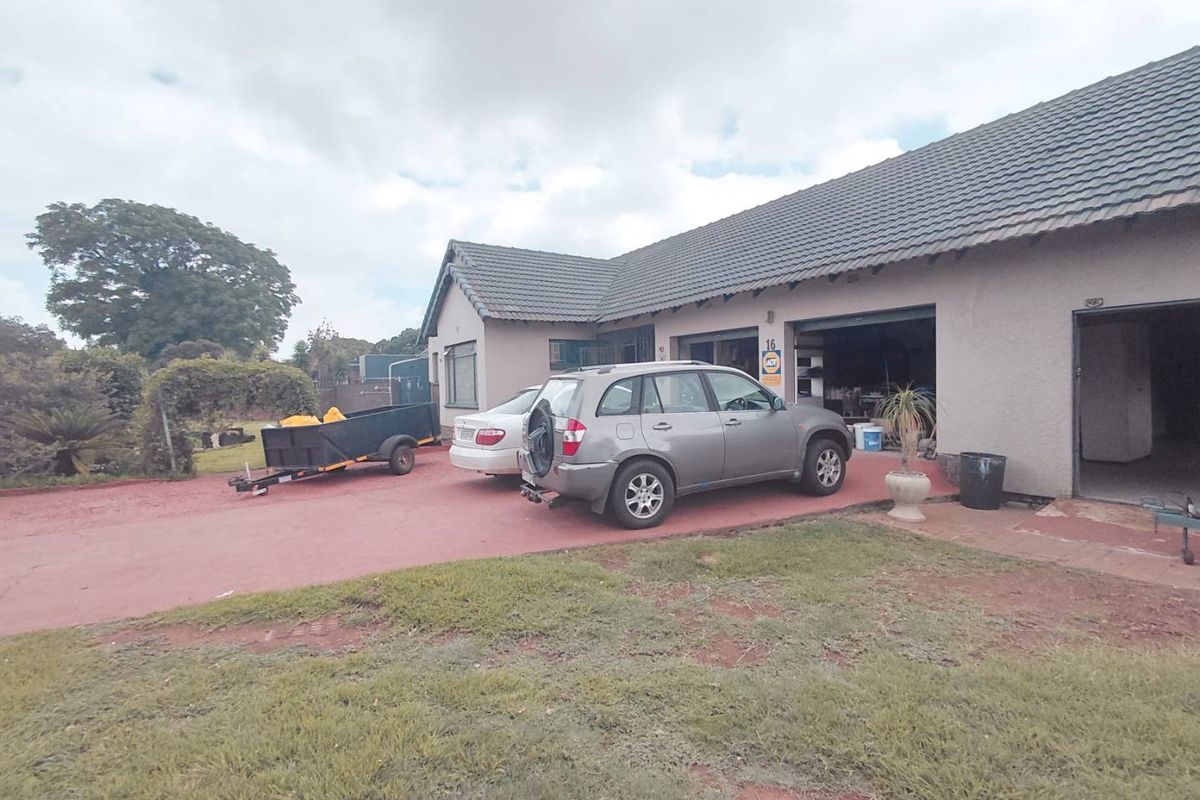 Family Home, Secure Living & Income Potential: - Photo 3