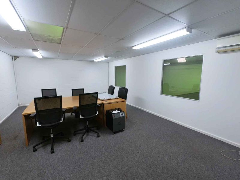 Secure double volume warehouse/offices to let - Montague Gardens. - Photo 4