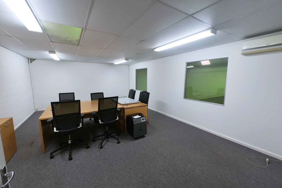 Secure double volume warehouse/offices to let - Montague Gardens. - Photo 4