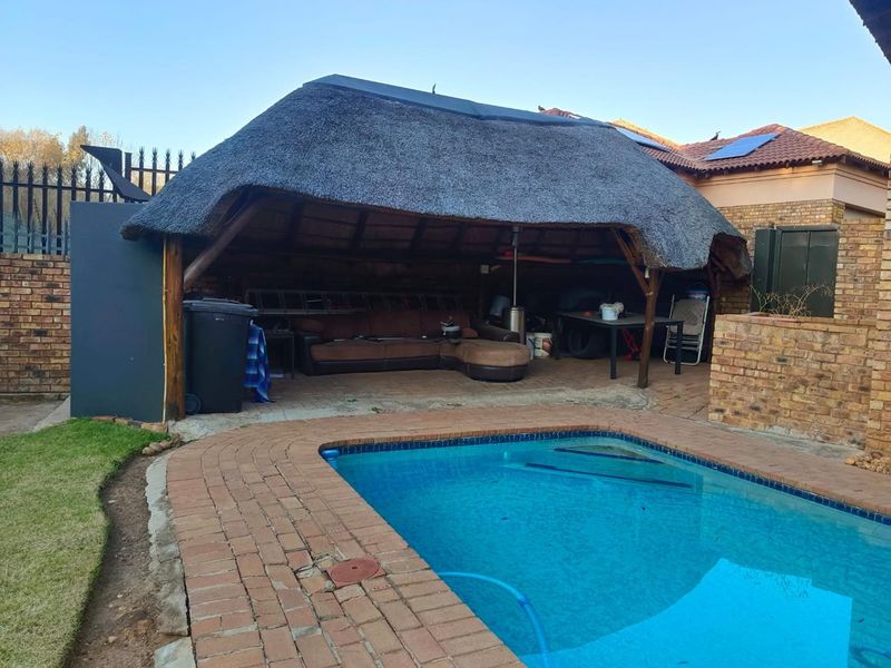 Three bedroom simplex townhouse with a pool - Photo 2