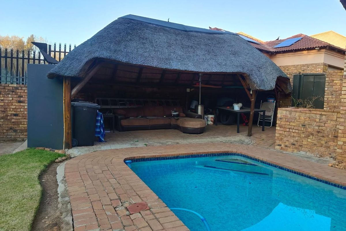 Three bedroom simplex townhouse with a pool - Photo 2