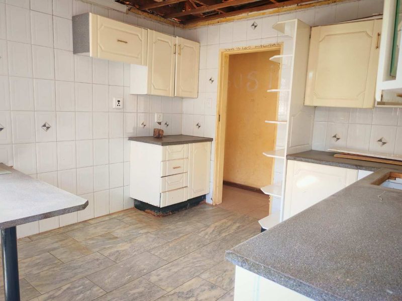 "Main Road Gem: Ideal for Home or Business Transformation!" - Photo 8