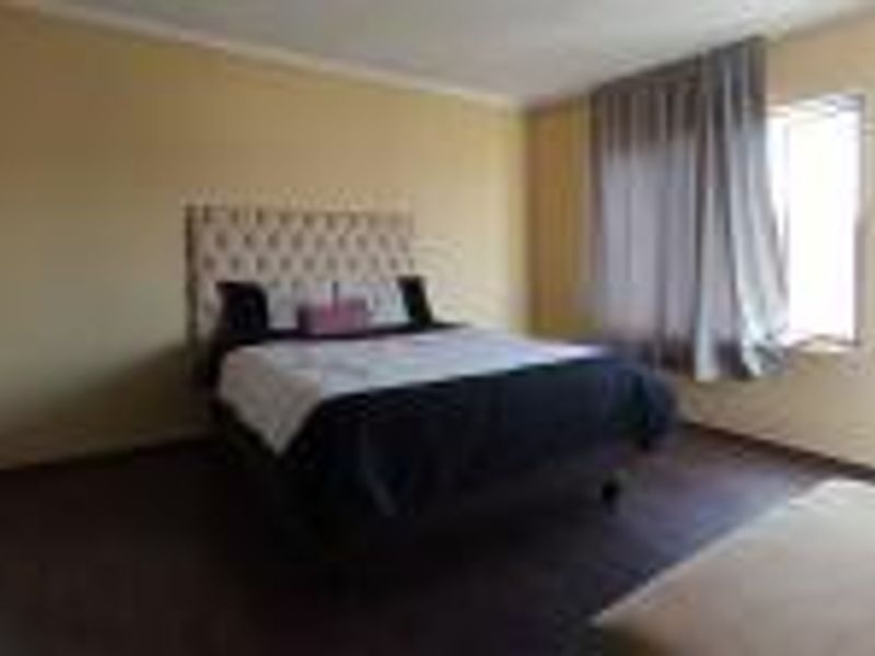 **Charming 2-Bedroom Apartment for Sale in Mondeor** - Photo 8