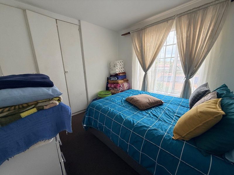 Charming 2BR Apartment: Secure, Spacious, and Central - Photo 9