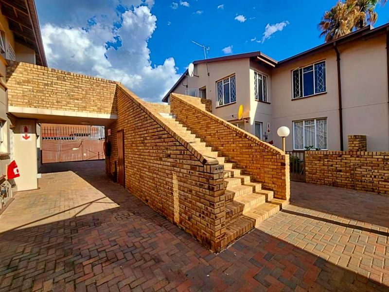 2 Bedroom Townhouse for Sale in New Redruth - Photo 1