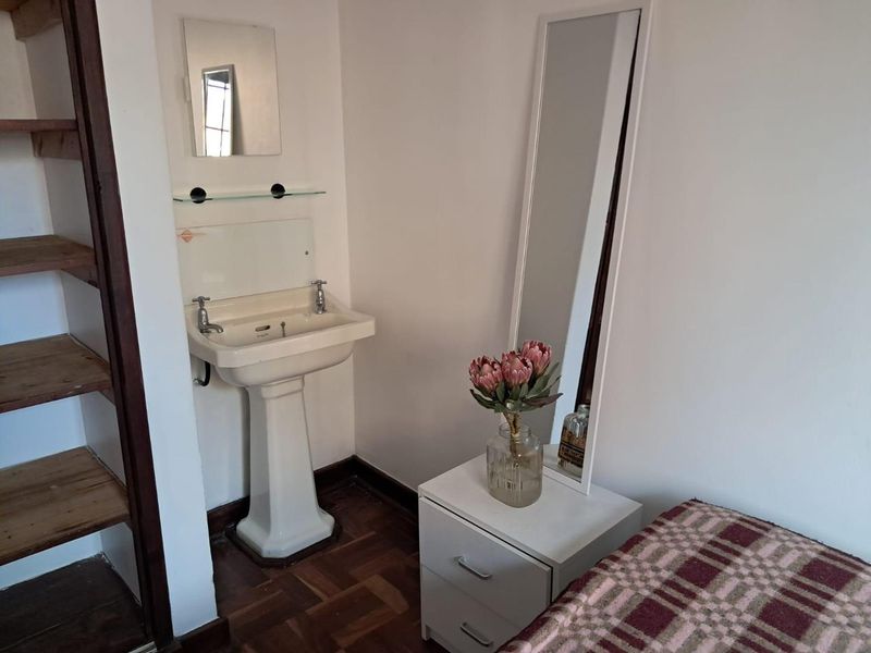 Charming Room in Prime Location - Photo 5