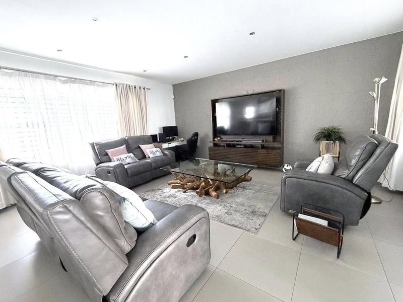 4 Bedroom House For Sale in Auasblick - Photo 3