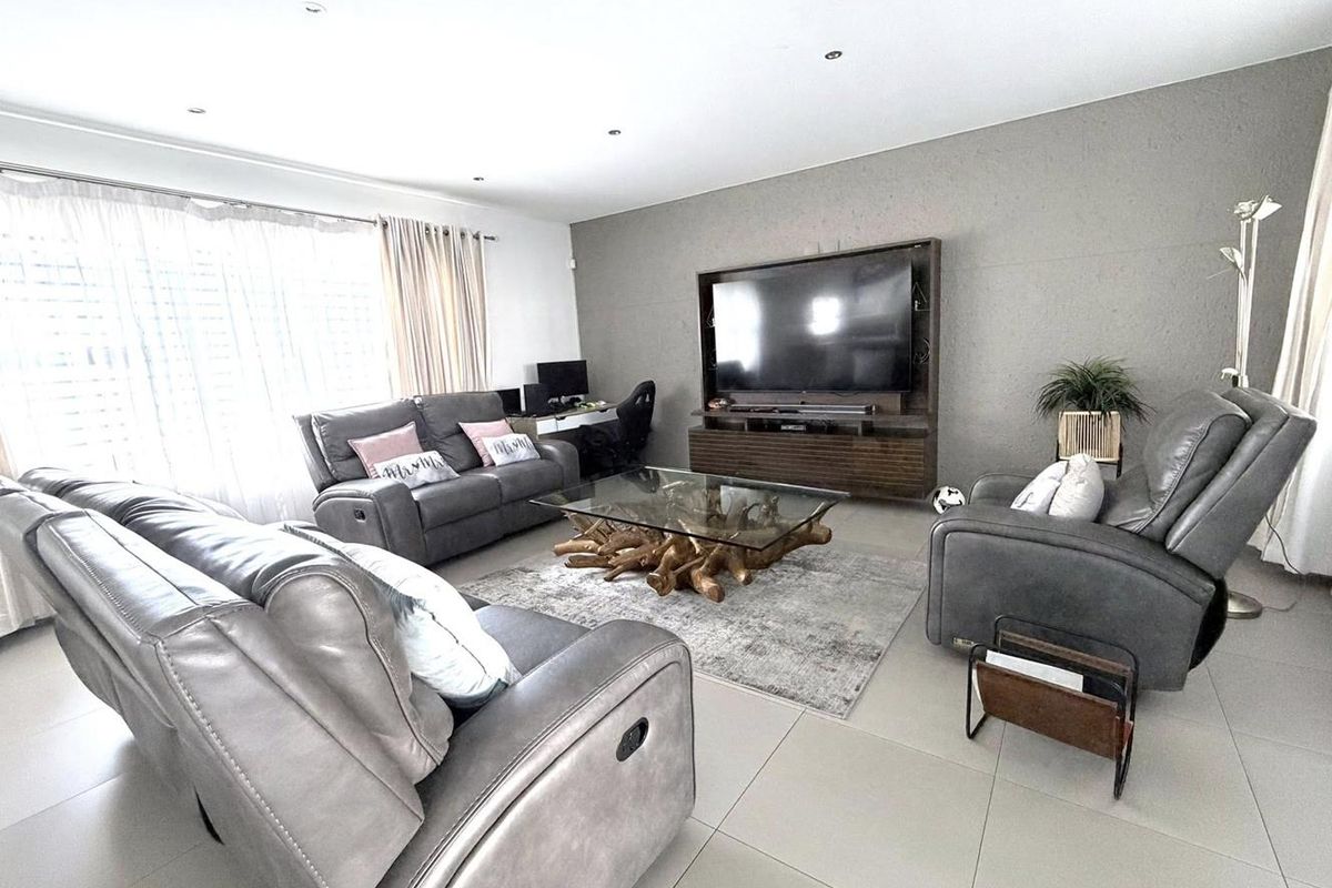 4 Bedroom House For Sale in Auasblick - Photo 3