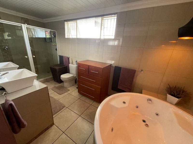 The Complete Package – Spacious Family Living with a Separate 2-Bedroom Flat - Photo 7