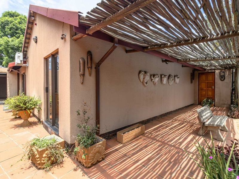 4-Bedroom Family Home with Modern Amenities and Entertainment Features - Photo 5