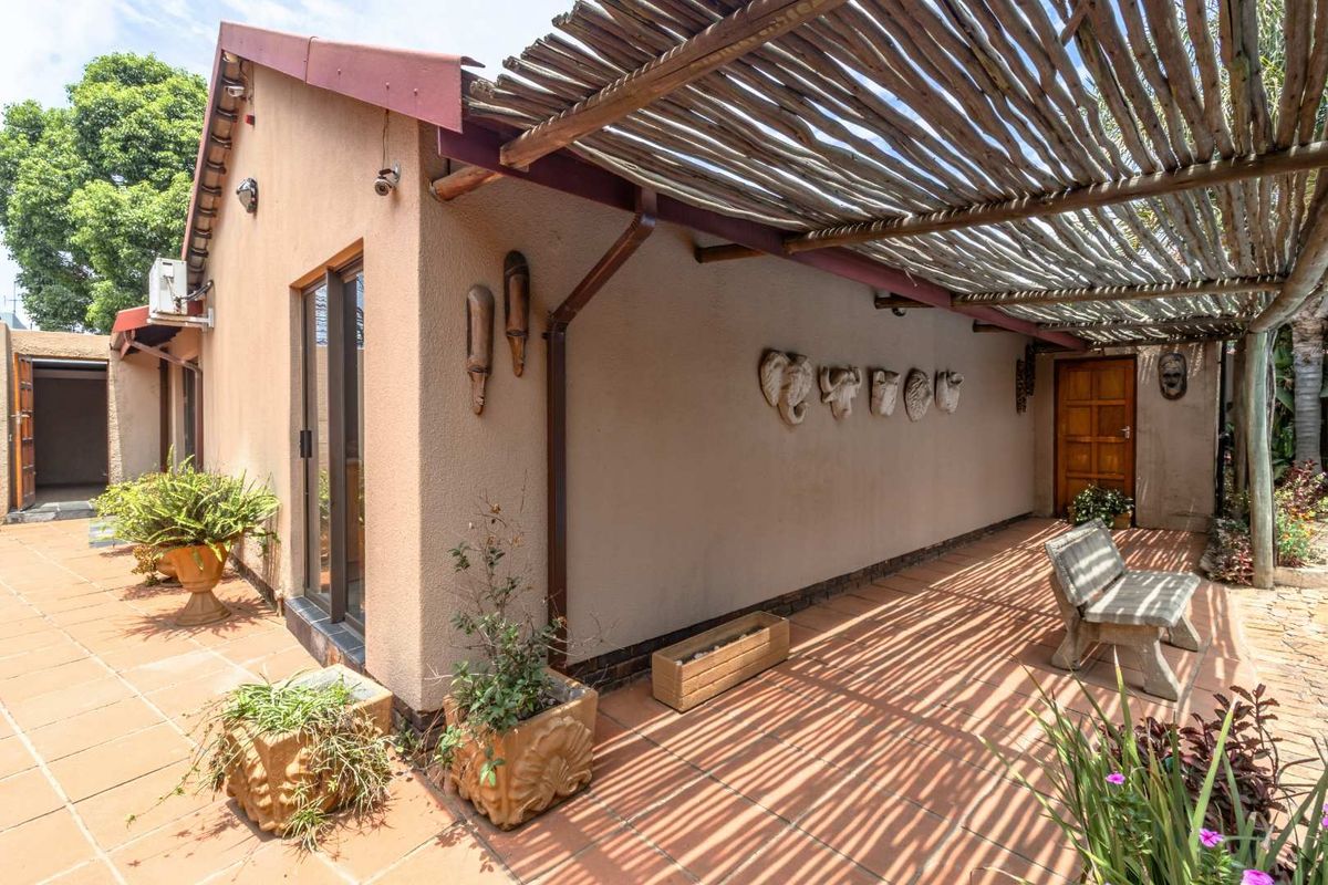 4-Bedroom Family Home with Modern Amenities and Entertainment Features - Photo 5