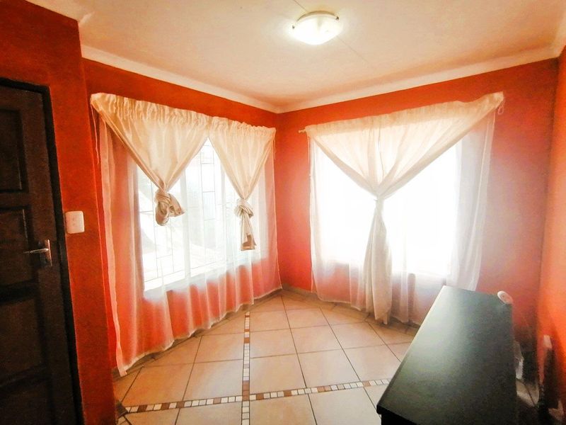Charming 3-Bedroom Home in a Wonderful Neighborhood - Photo 8