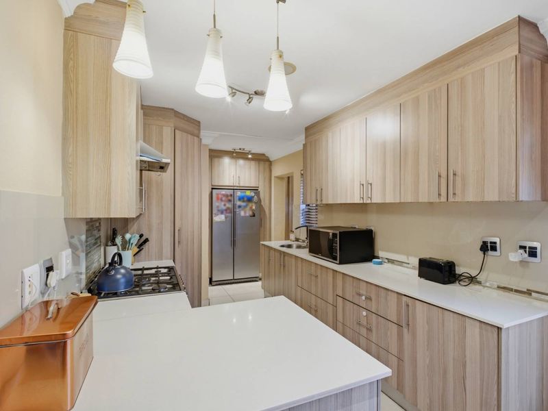 ​Modern Smart Home Masterpiece in Prestigious Lonehill - Photo 9