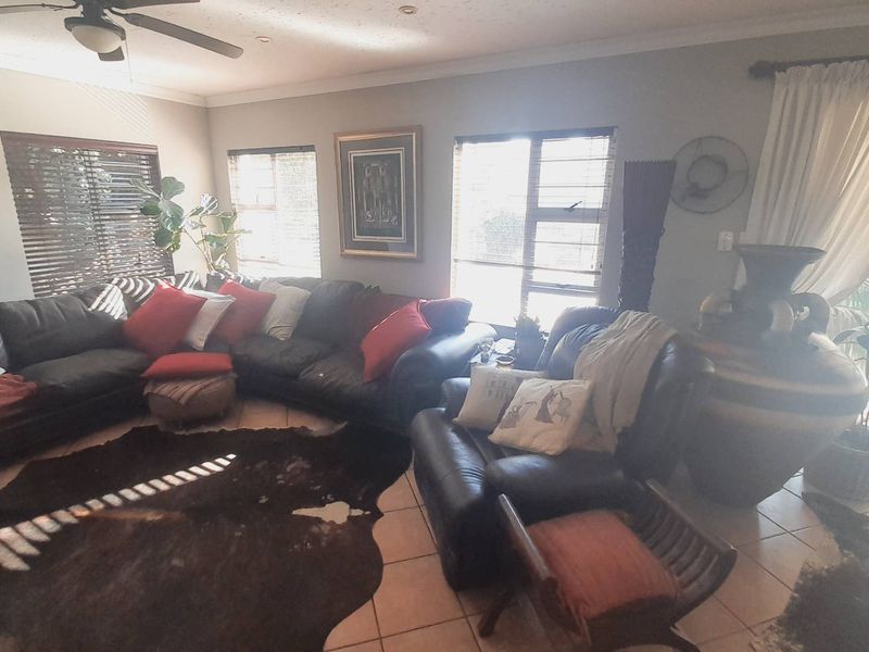 . "Your Dream Home: Balcony, Pool, Garden & Spacious Interiors" - Photo 5