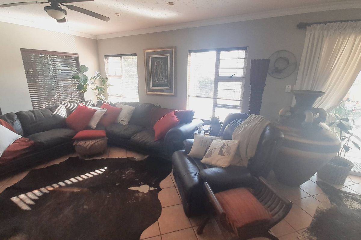 . "Your Dream Home: Balcony, Pool, Garden & Spacious Interiors" - Photo 5