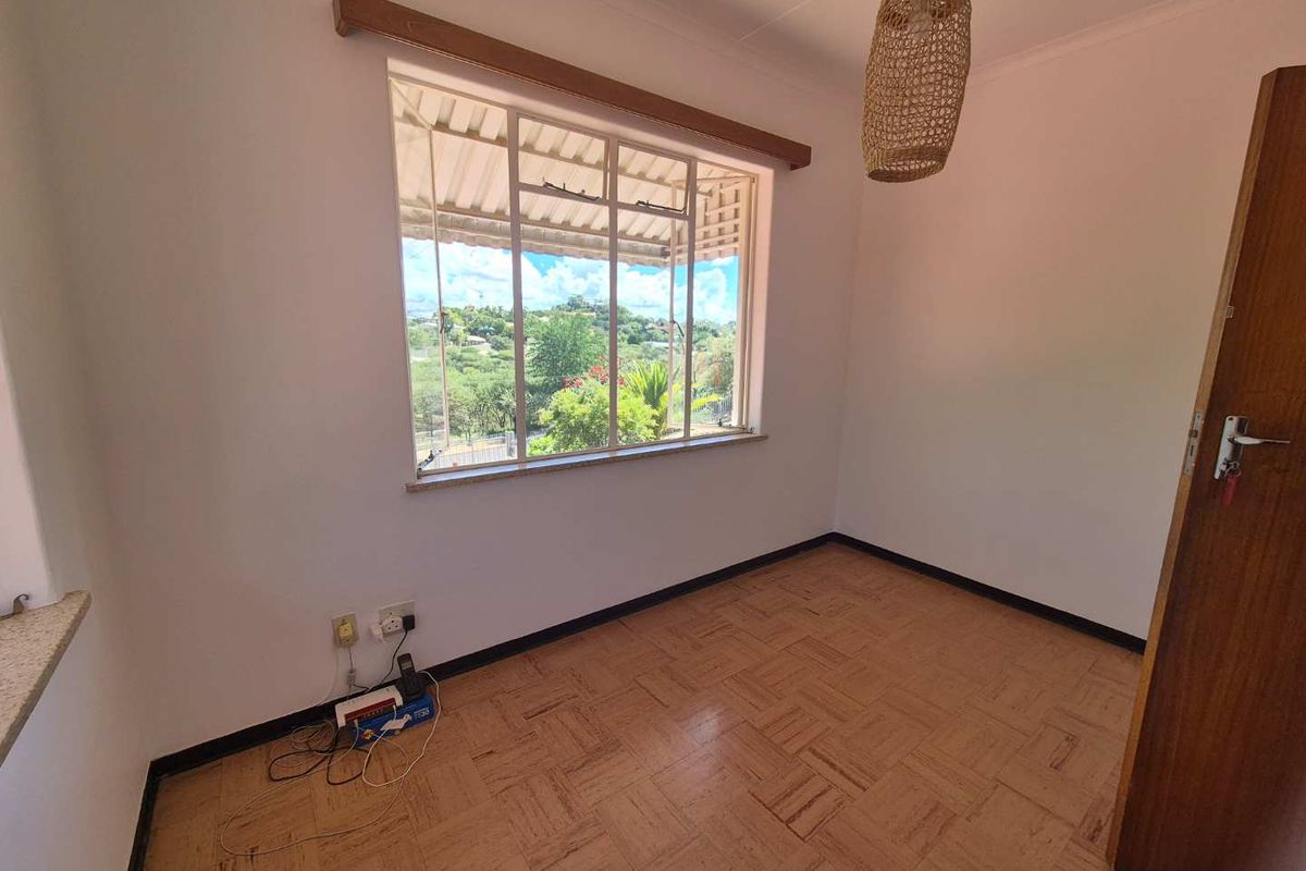 Luxury Hill Family home with a beautiful view - Photo 4