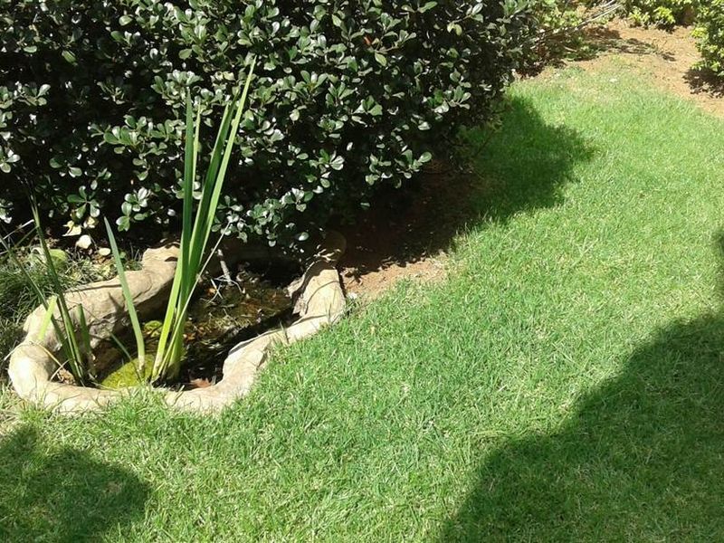 UNFURNISHED ONE BEDROOM GARDEN - Photo 2