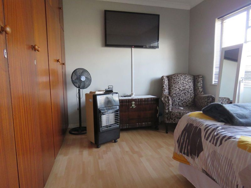 Spacious Family Home with a Separate 2-Bedroom Flatlet - Photo 6