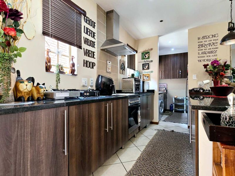 MODERN 4 BEDROOM TOWNHOUSE IN MOOIKLOOF RIDGE - Photo 8