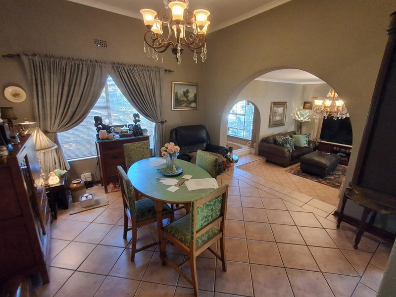 Charming Hillside Family Home with Cottage – Mulbarton - Photo 5