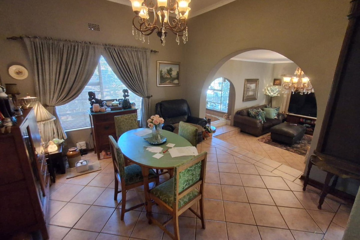 Charming Hillside Family Home with Cottage – Mulbarton - Photo 5