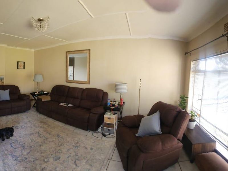 3 bedroom home in an area soon to be enclosed with entertainment+pool area!! - Photo 4