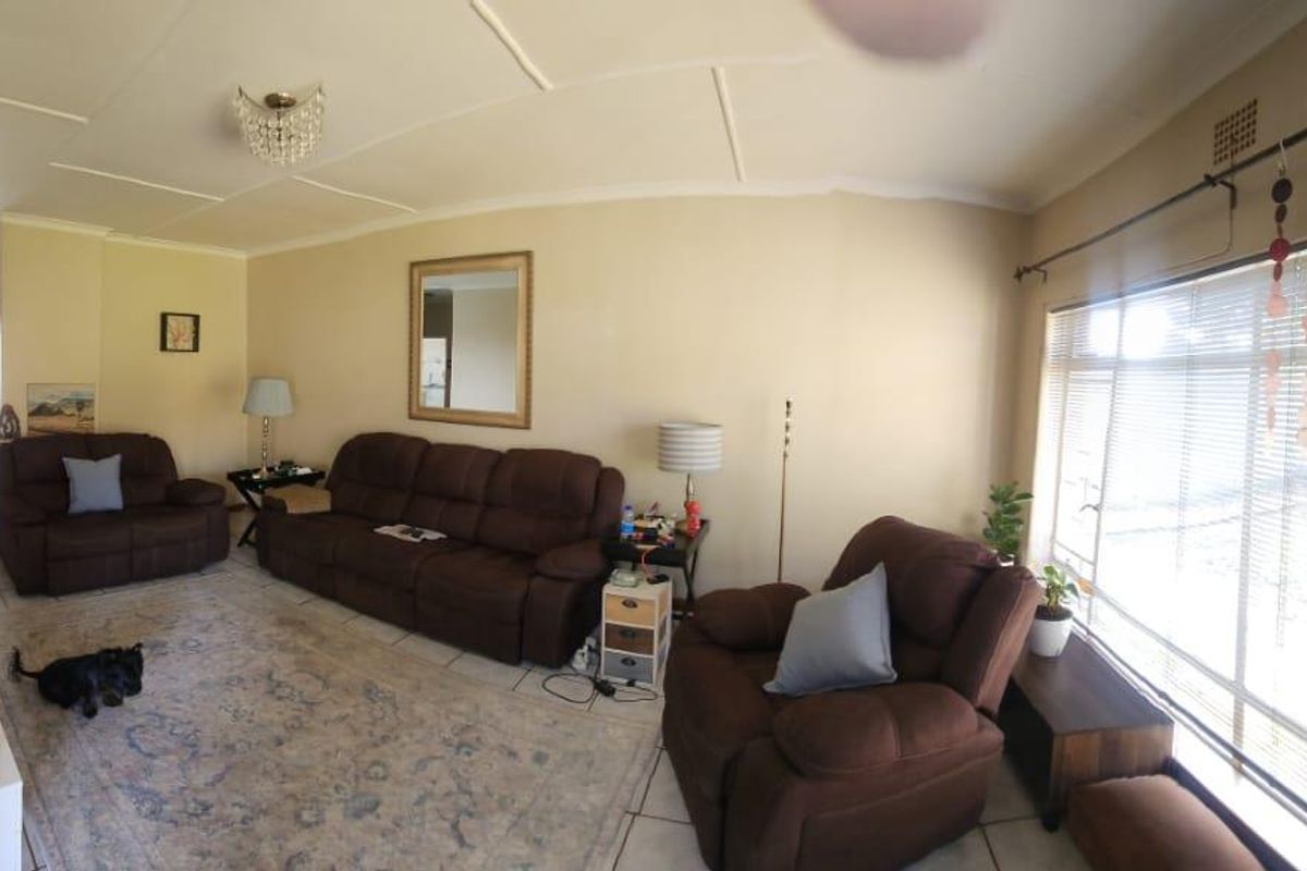 3 bedroom home in an area soon to be enclosed with entertainment+pool area!! - Photo 4