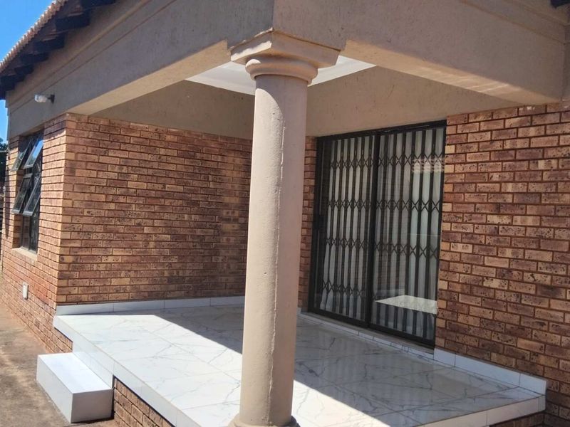 4 Bedroom House For Sale in The Orchards-Akasia - Photo 9