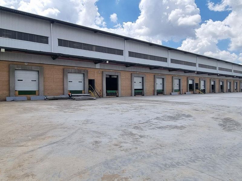 7 738m2 Midrand Warehouse To Let - Photo 4